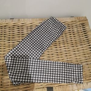 Houndstooth figure defining leggings